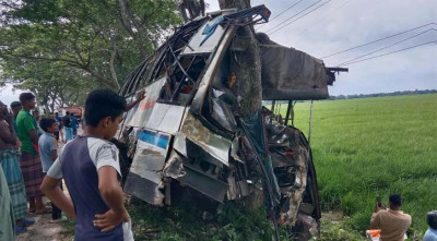 মাগুরায় গাছের সাথে বাসের ধাক্কায় একজন নিহত, ২০ যাত্রী আহত